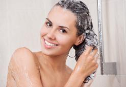 Lave seu cabelo do jeito certo! Com que frequência lavar e qual método escolher?